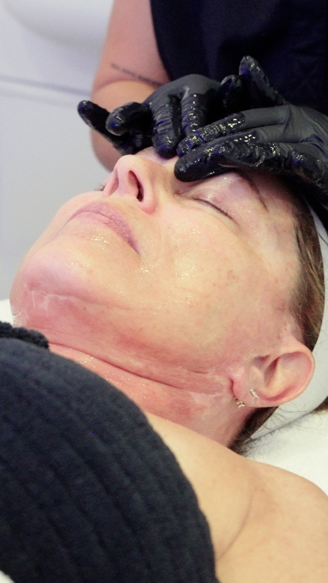 Glowing skin facial treatment at Eternite Spa