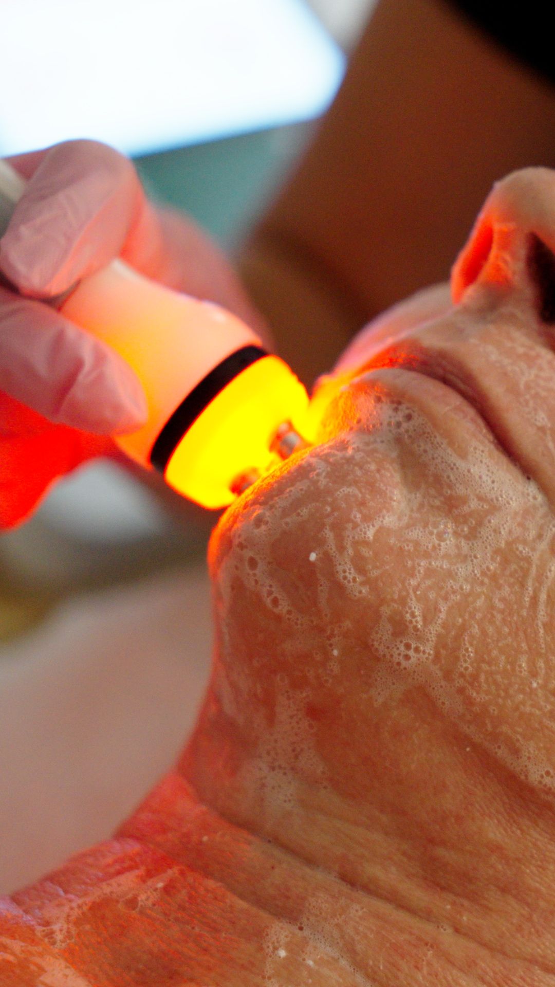 Non-surgical face lift with light therapy at Eternite Spa